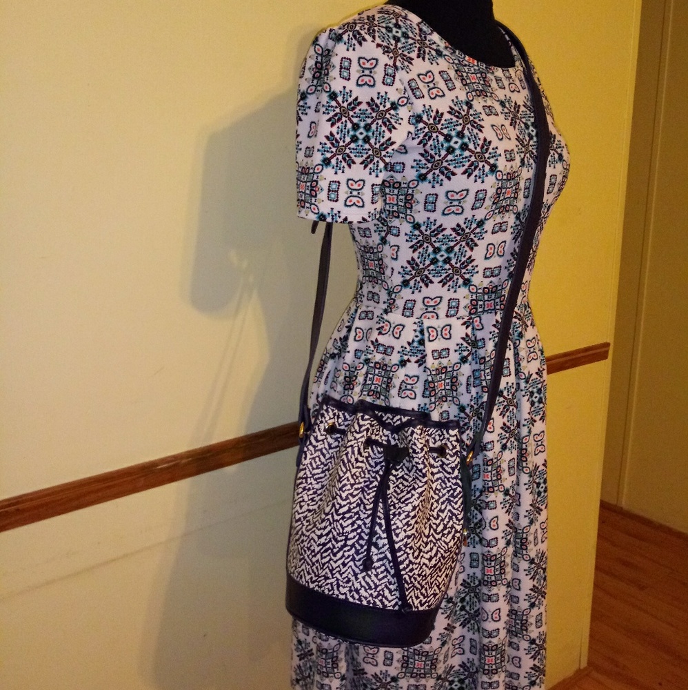 Crossbody bucket bag